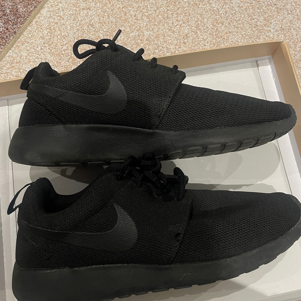 Nike Roshe Run Triple Black Running Shoes - women size 6.5